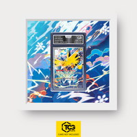 Zapdos 30C 133 Frames® in Cloud White, Graded-Fassung im AOG-Slab, mit magnetischer Wandhalterung von TCGplate.