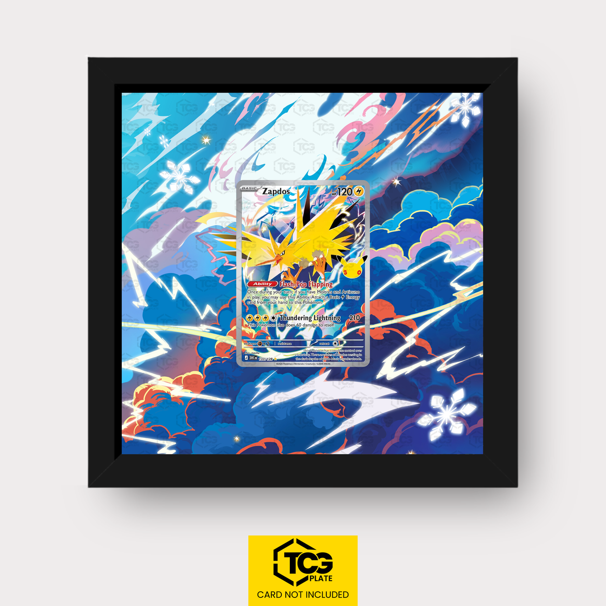 Zapdos 30C 133 Frames® in Pitch Black mit UV-Schutz-Case und magnetischer Wandhalterung von TCGplate.