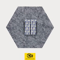 Rückseite vom Filz Hexagon mit Magnet und Tesa Powerstrips zur Wandmontage ohne Bohren.