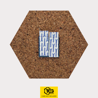 Rückseite vom Kork Hexagon mit Magnet und Tesa Powerstrips zur Wandmontage ohne Bohren.