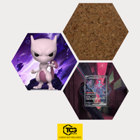 Funko Mewtu, die Karte Team Rockets Mewtu DRI 231 und das Kork Hexagon als Hex Shapes Bündel von TCGplate.