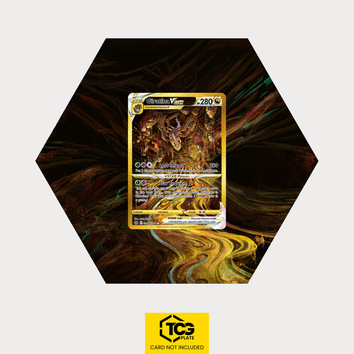 Giratina VSTAR CRZ GG69 als sechseckiges Extended Art Hex Shapes Display mit UV-Schutz-Case und magnetischer Wandhalterung von TCGplate.