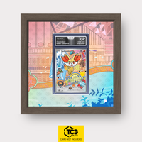 Fynx MEP 059 als Extended Art Display im Echtholzrahmen mit UV-Schutz-Case und magnetischer Wandhalterung von TCGplate.