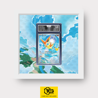 Victini MEP 102 als Extended Art Display im Echtholzrahmen mit UV-Schutz-Case und magnetischer Wandhalterung von TCGplate.