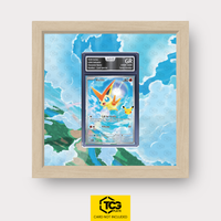 Victini MEP 102 als Extended Art Display im Echtholzrahmen mit UV-Schutz-Case und magnetischer Wandhalterung von TCGplate.
