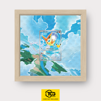 Victini MEP 102 als Extended Art Display im Echtholzrahmen mit UV-Schutz-Case und magnetischer Wandhalterung von TCGplate.