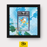 Victini MEP 102 als Extended Art Display im Echtholzrahmen mit UV-Schutz-Case und magnetischer Wandhalterung von TCGplate.