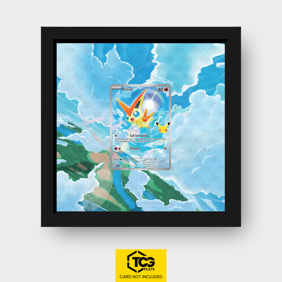 Victini MEP 102 als Extended Art Display im Echtholzrahmen mit UV-Schutz-Case und magnetischer Wandhalterung von TCGplate.