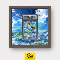 Zapdos ex MEW 202 als Extended Art Display im Echtholzrahmen mit UV-Schutz-Case und magnetischer Wandhalterung von TCGplate.