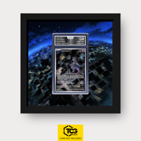 Mewtu SVP 052 Frames® in Pitch Black, Graded-Fassung im AOG-Slab, mit magnetischer Wandhalterung von TCGplate.
