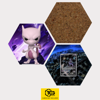 Funko Mewtu, die Karte SVP 052 und das Kork Hexagon als Hex Shapes Bündel von TCGplate.