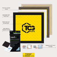 TCGplate Extended Art Display Graded – Pokémon TCG Karte im AOG-Grading-Slab, präsentiert im Echtholzrahmen mit magnetischer Wandhalterung und UV-Schutz.
